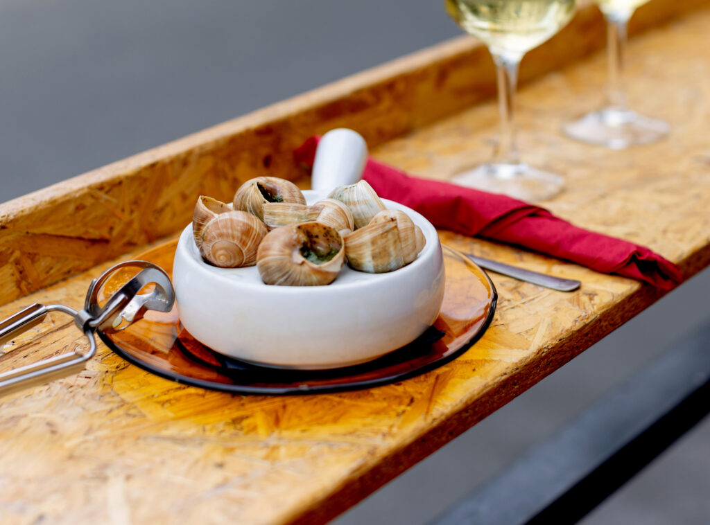 Escargots à Saint-Ouen au beurre persillé servis Chez Huguette